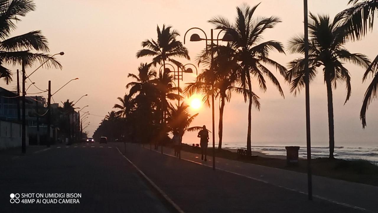 Casa com piscina , churrasqueira, Wi-Fi, em rua de Areia à 1km da praia, bairro sussegado, proíbido uso de som extremamente alto ideal para descansar Itanhaém Esterno foto